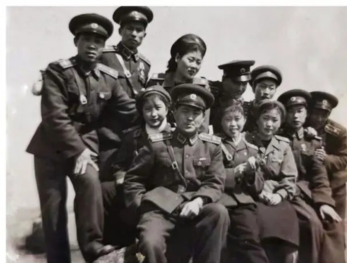 赴朝最年轻的志愿军姐妹花：姐姐10岁，妹妹8岁，她们经历了什么