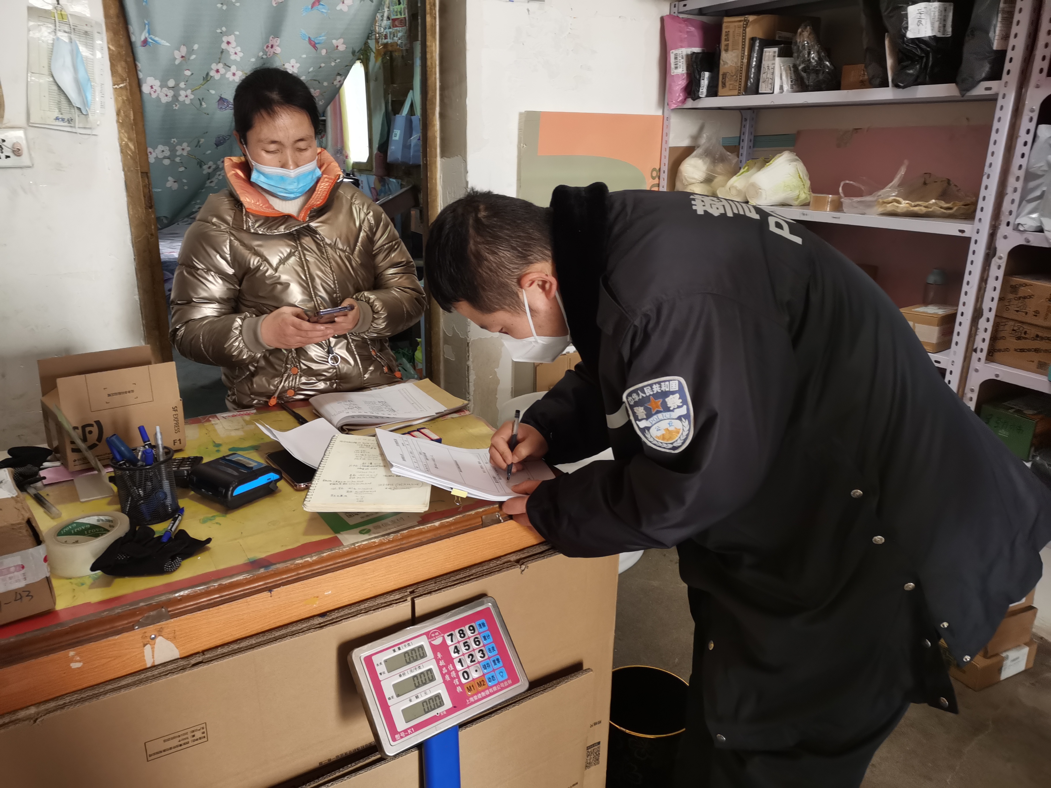 渭南富平张桥派出所民辅警对辖区寄递行业进行安全检查