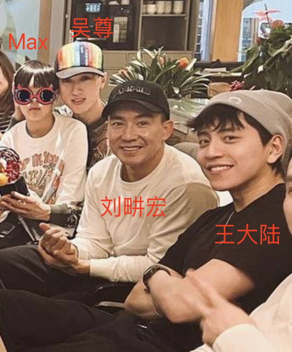 王大陆携女友和吴尊刘畊宏聚餐，蔡卓宜怀抱小泡芙融入对方朋友圈