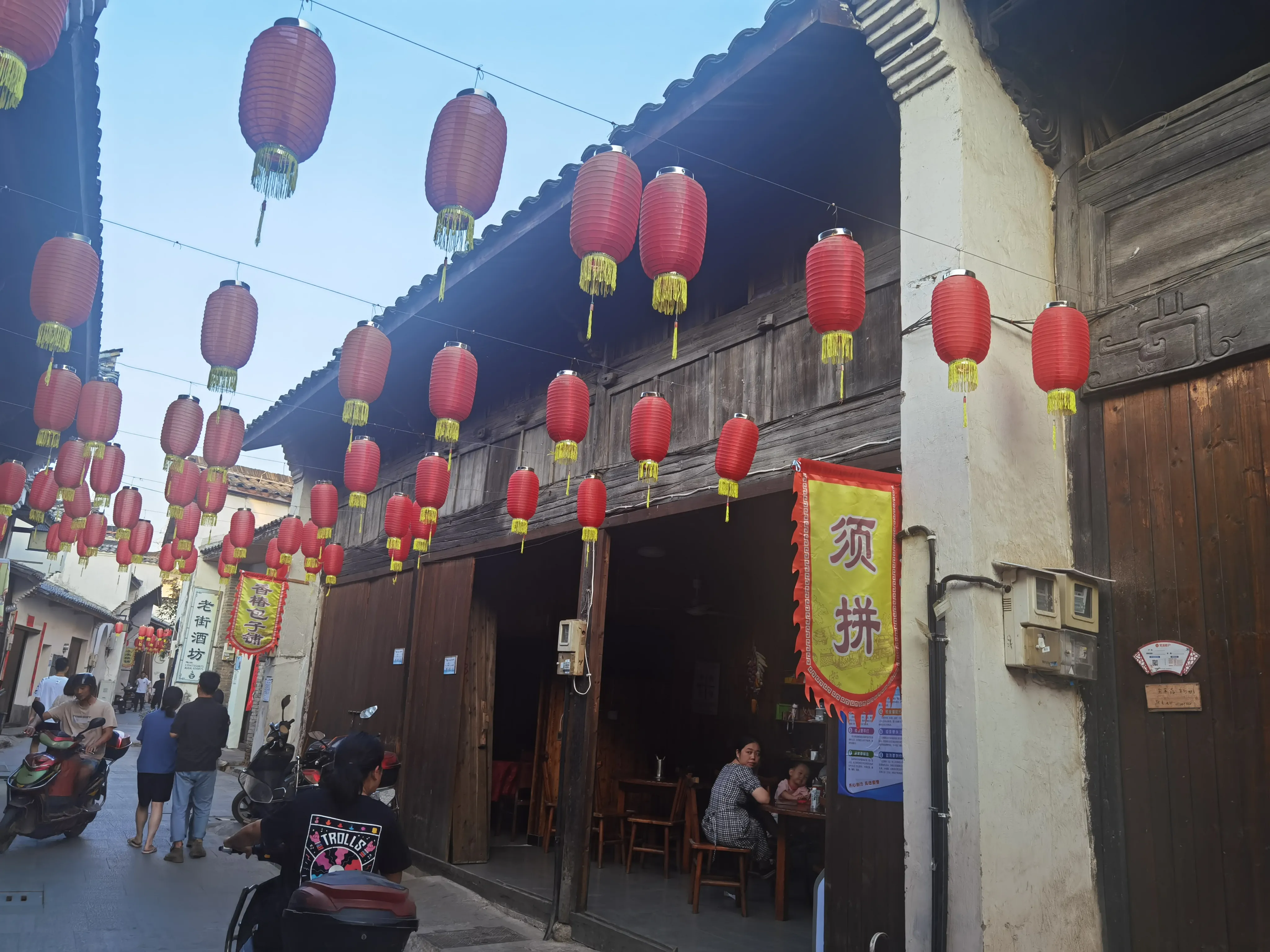 青石板老街(走近老街，一条青石板街面，蜿蜒前行，宽约两米左右)