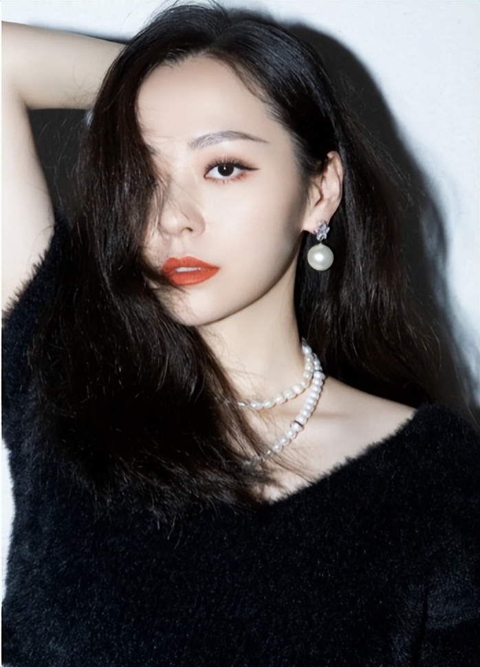 当了13年的赚钱工具，靠逼婚上位，张靓颖到底有多傻？