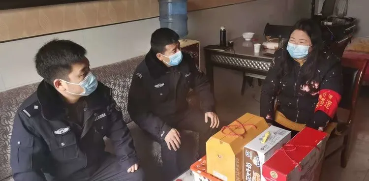 西安公安长安分局开展“三送一访”亲民暖民活动