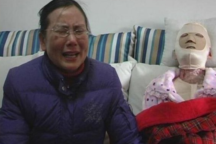 10年前，为了爱情不择手段的官二代，当街泼汽油报复16岁少女周岩