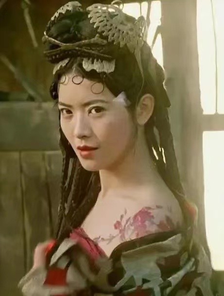 堪称最妩媚蜘蛛精,涟涟水光般的勾人眼眸,娇媚的姿态,当真称得上"靓绝