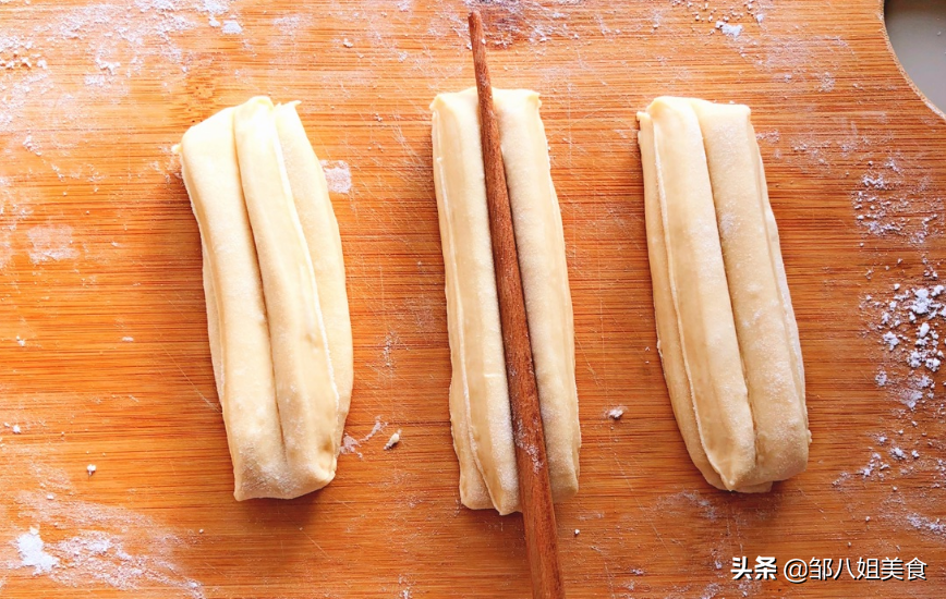 炸油条加酵母，难怪不好吃！教你正确做法，油条不僵硬，蓬松酥脆