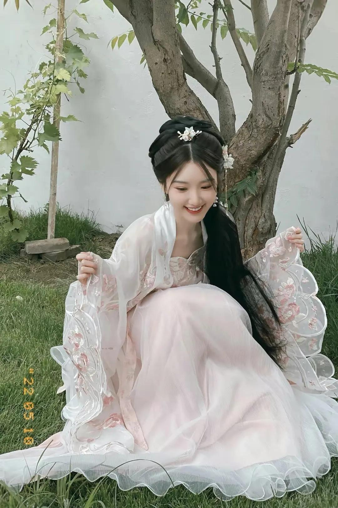 被毛晓彤的古装造型美到了，唯美淡雅，清新自然，娇俏可人