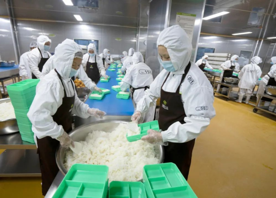 暖心又暖胃！翠屏区城区校园“营养午餐”为学生“舌尖” 护航