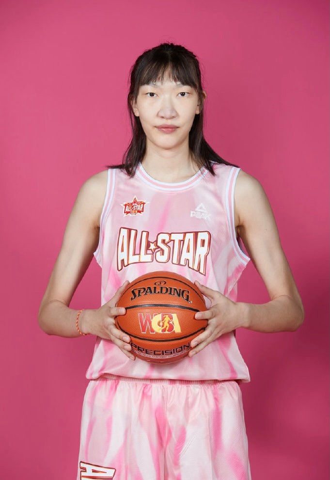 王韩旭(韩旭近况：23岁篮坛希望之星，签约WNBA，河北人，2米07女版周琦)