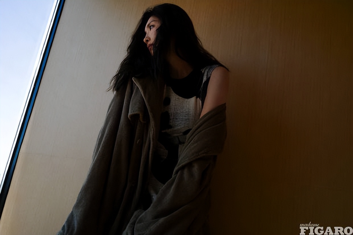 江疏影秋日故事感大片释出 多种气质穿搭复古知性