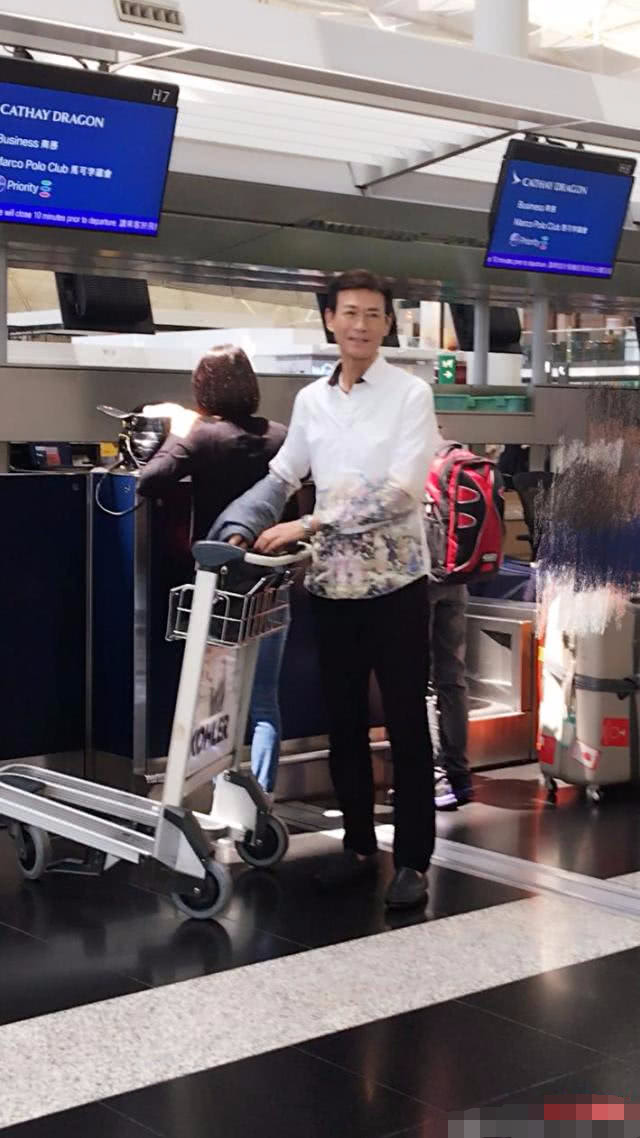 郑少秋助阵女儿演唱会，别人七十多都成老爷爷了，他还这么帅气