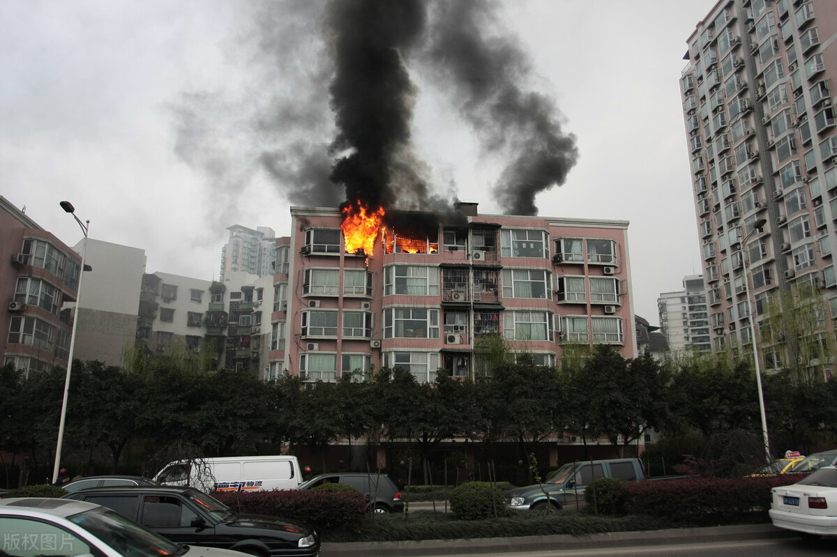 25万买的房子不住，专门用来存放骨灰盒，邻居发现要报警，合理吗
