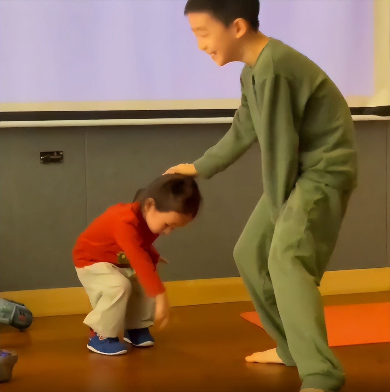 应采儿晒宅家日常，亲自为儿子理发好有爱，Jasper越长越像妈妈