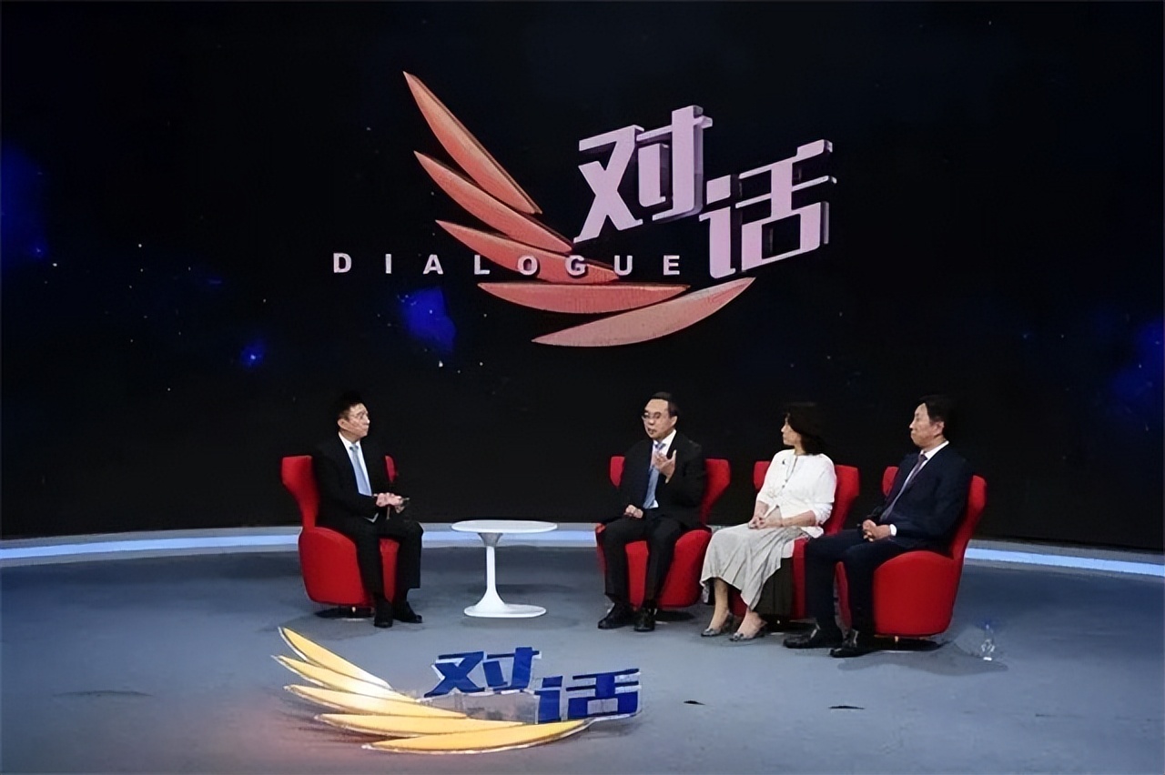 央视主持人陈伟鸿：55岁依然儒雅知性，一儿一女让人很羡慕