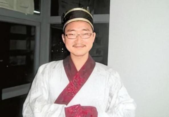 高考作文字体无人识，仅得6分被破格录取，结果他却打烂一手好牌