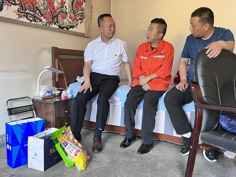 华亭公路段走访慰问困难党员职工