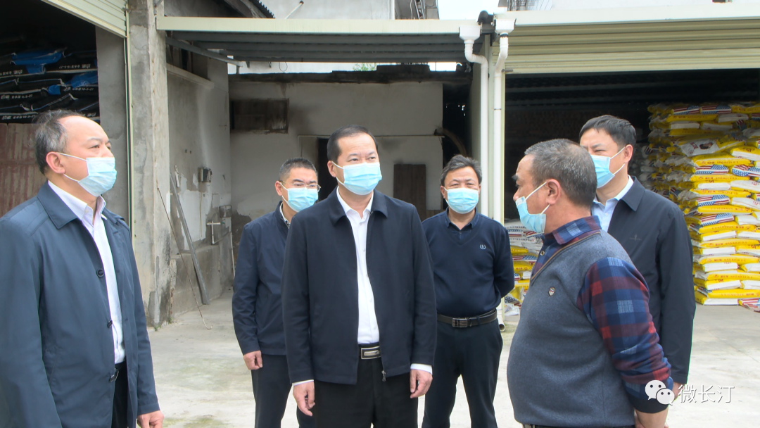 赖进益一行先后来到大同镇黄屋农资储备库,河田镇远丰优质稻专业