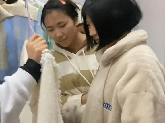 湖北一女大学生初次约会，全寝室友帮忙打扮，评论区却变了味道