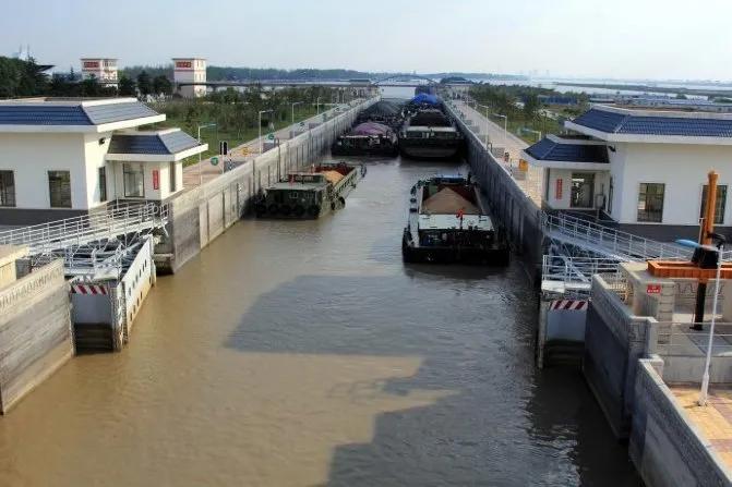 京杭大运河为什么宁愿傍着湖走，也不直接利用湖面作航道？