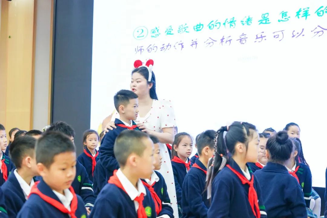 陈锋校长及音乐教研组教师参与区名师夏加强工作室课例研讨活动