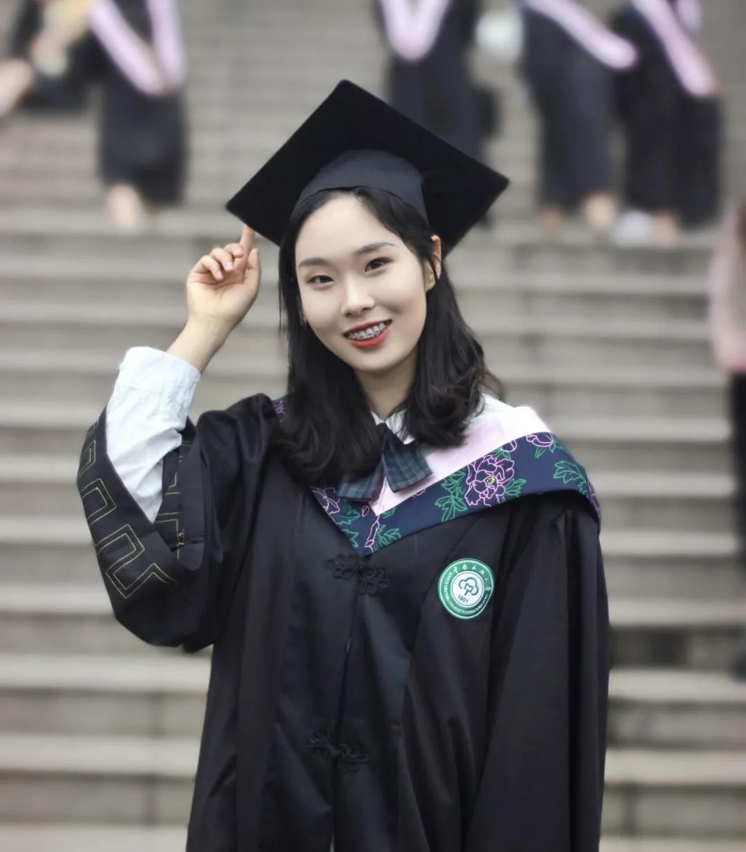 惊艳！湖北7位女神学霸：同年考入同所大学，如今全部考研985、出国深造！