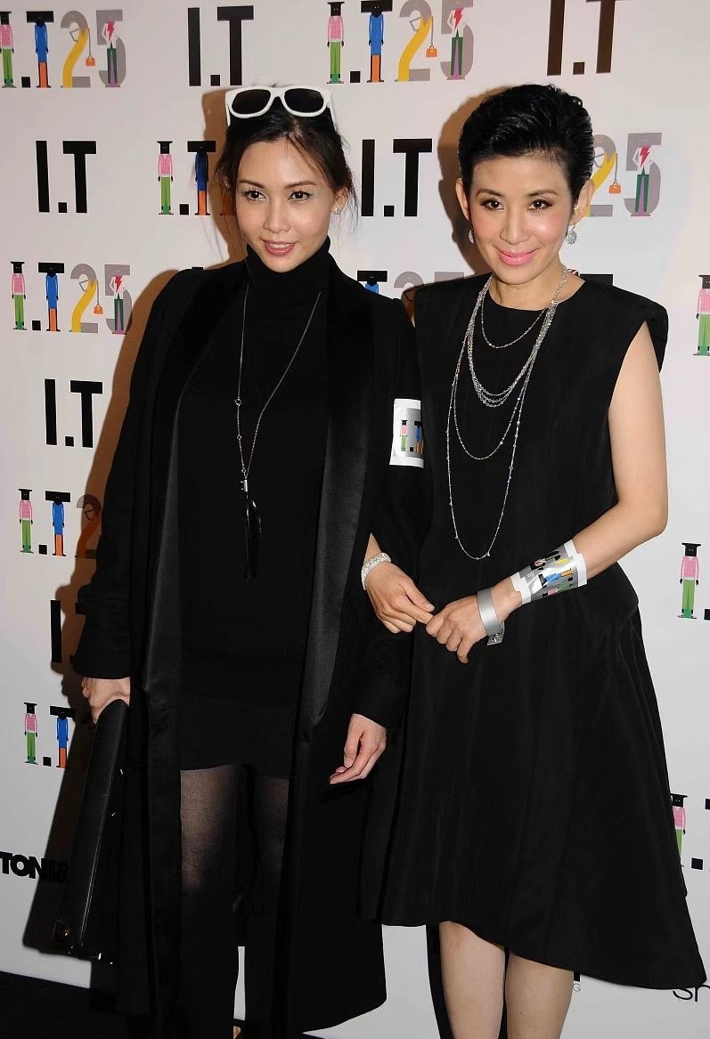 邱淑贞罕见携夫亮相，颜值冻龄似吃防腐剂，豪门丈夫半秃头像爸