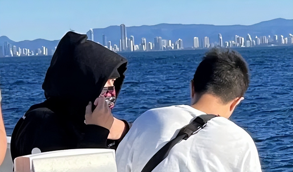 周杰伦全家出游，助理检查路人手机禁止拍照，网友建议当事人报警