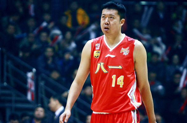 王治郅为什么从nba(八一名宿王治郅：姚明易建联“中间人”，首位登陆NBA中国球员)