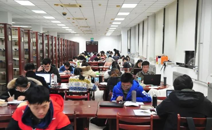 北电男生一头长发，耳带耳环，精致得不像话，网友：做自己真好