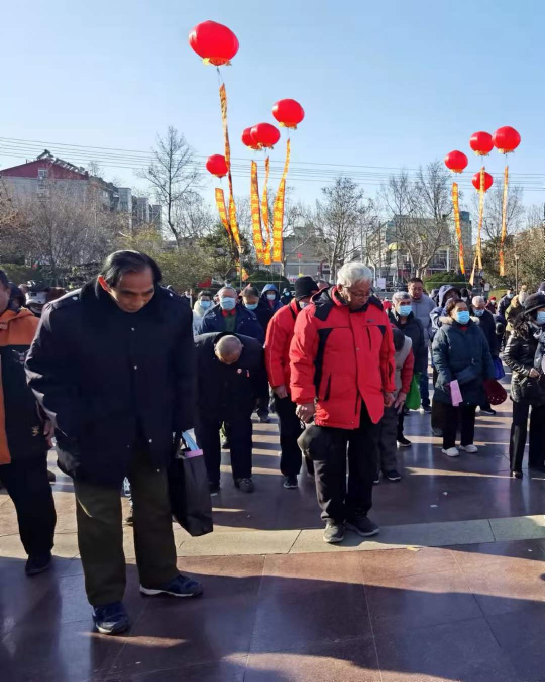 陶俊峰在济南英雄山下拍的纪念毛泽东诞辰128周年活动“纪实片”