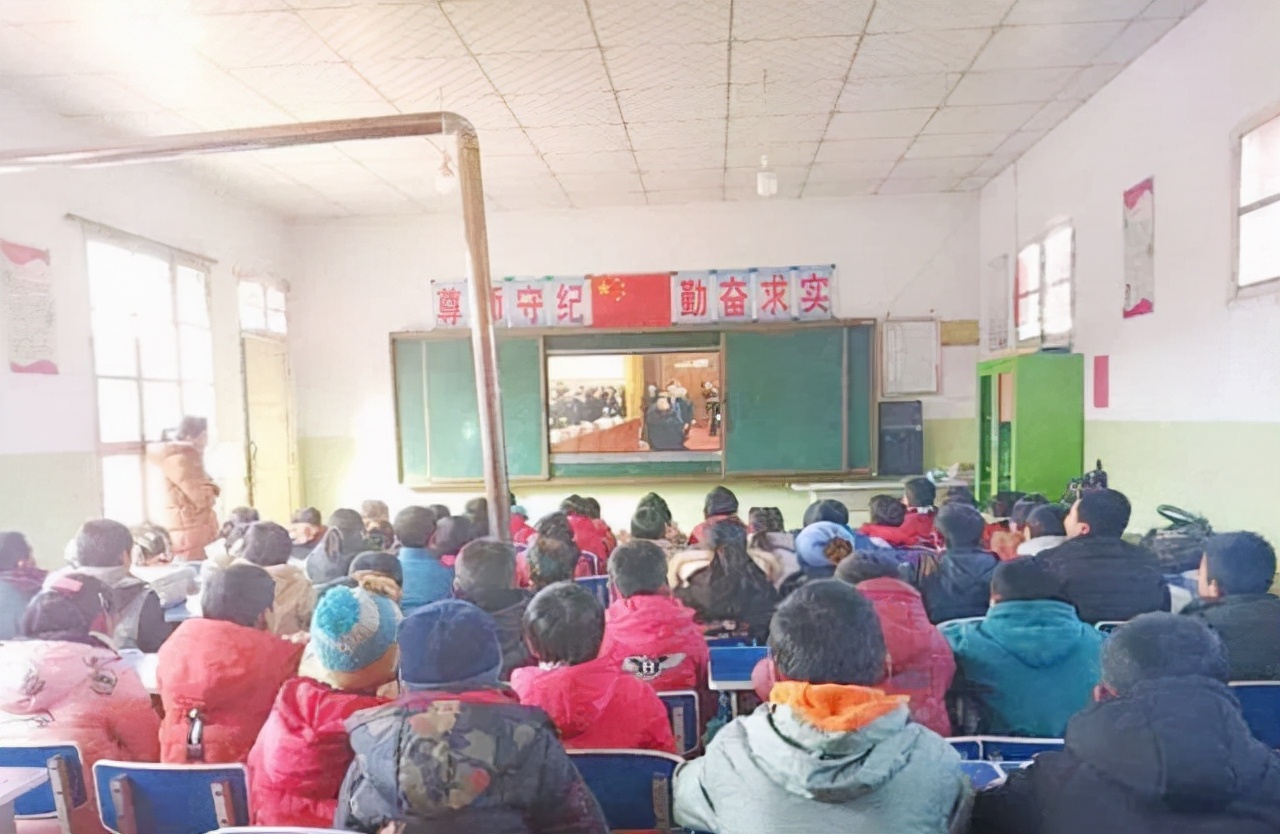 5年过去了，当年在工地上收到大学通知书的搬砖男孩，当上了军官