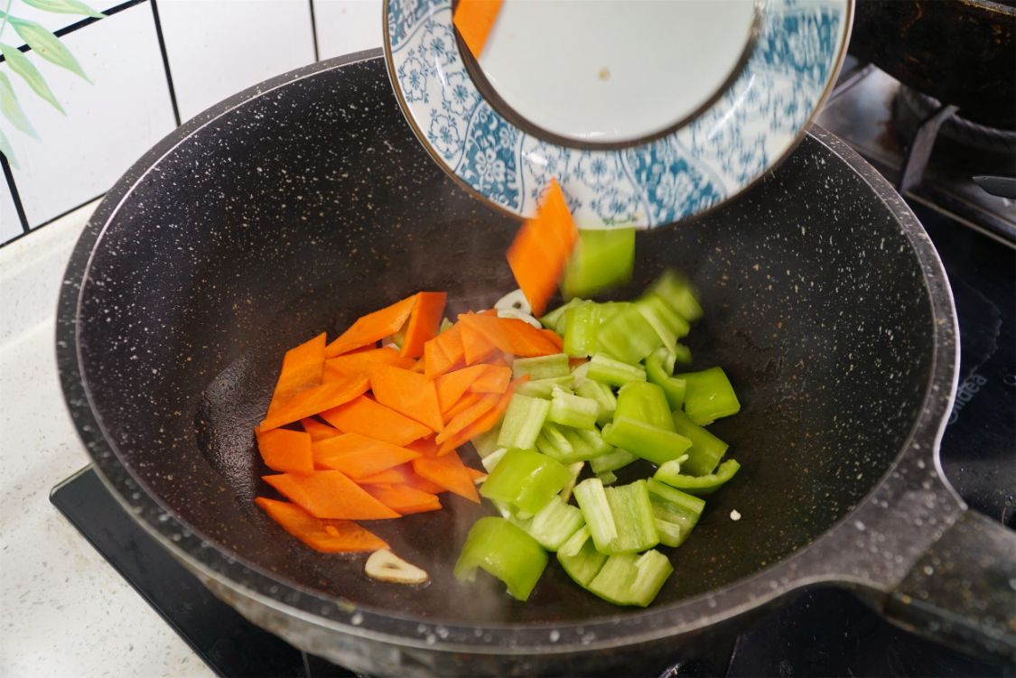 山藥和木耳是絕配，建議：條件允許多吃幾次，很多人不知道有啥用