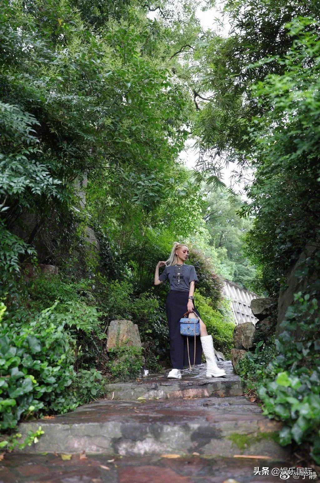 宁静晒山间漫步随拍 金发脏辫配长靴好酷飒