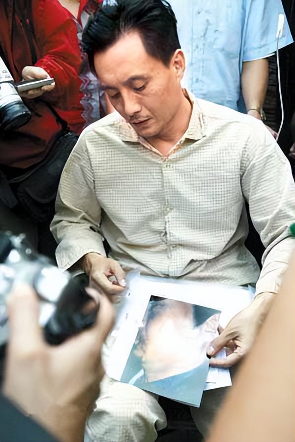 出国洗碗、扫厕所，被父亲告上法庭，王伯昭到底经历了什么？