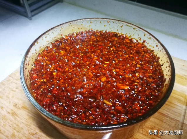 做油泼辣子，别再直接泼热油，教你正确做法，又红又亮，又香又辣