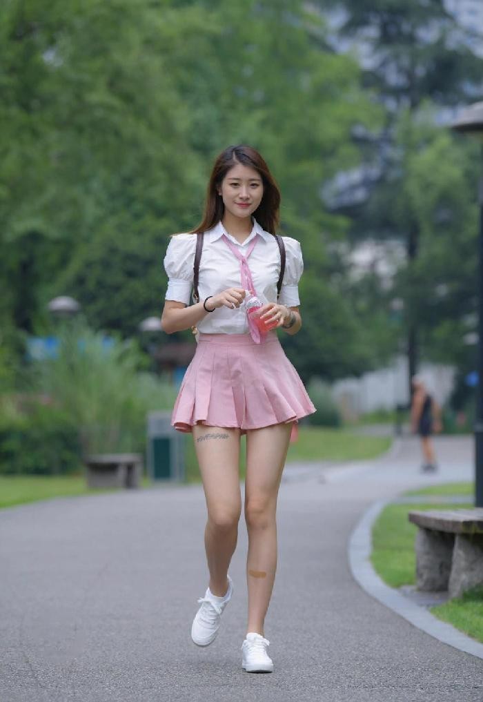 国内挺流行日系学院风的，清爽甜美的搭配，看着好有少女感