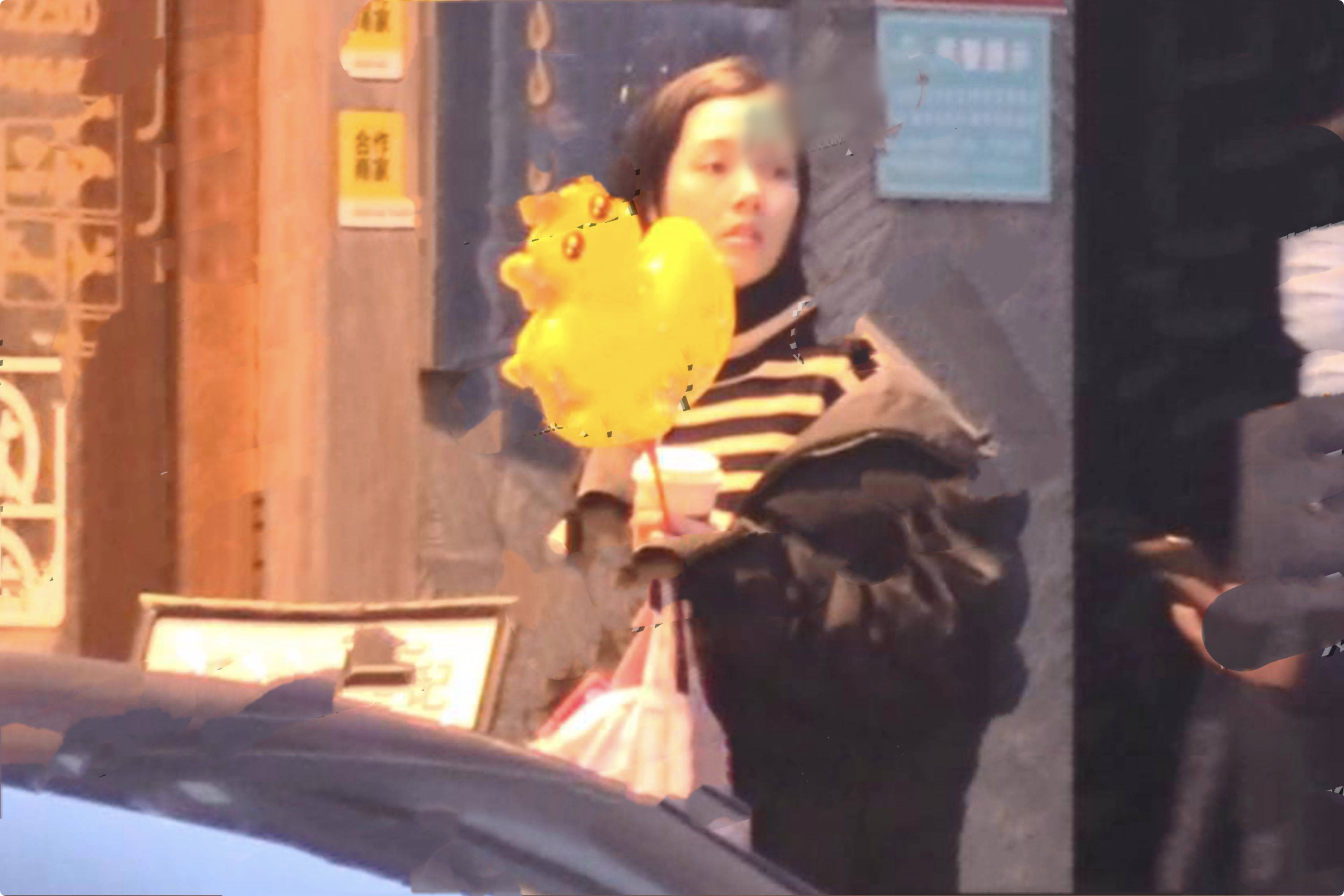 向太一家五口外出就餐，郭碧婷向佐牵手走出，女儿扎冲天辫萌态足