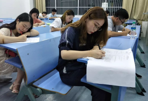 农村学生300分考上大专，父母大摆宴席，亲戚的两个举动让人寒心