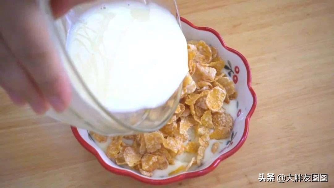 不加糖油的香蕉脆布丁，一勺下去，眼泪不争气地从嘴角流出来