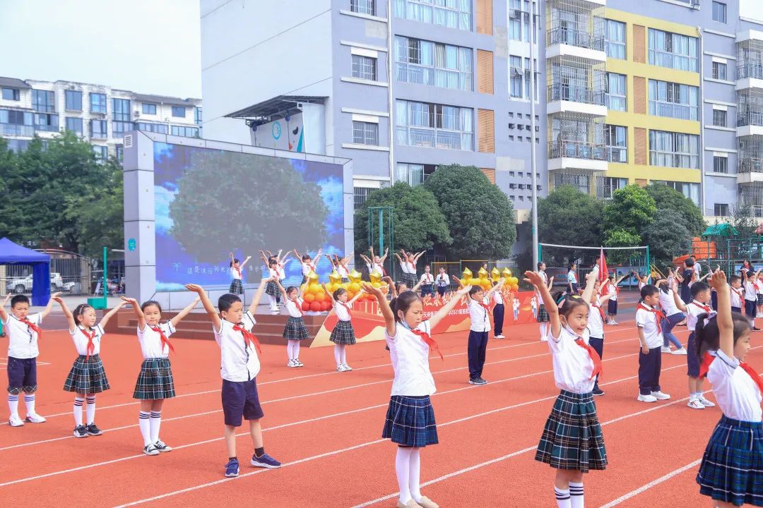 四川天府新区南湖小学举行2021级首批新队员入队仪式