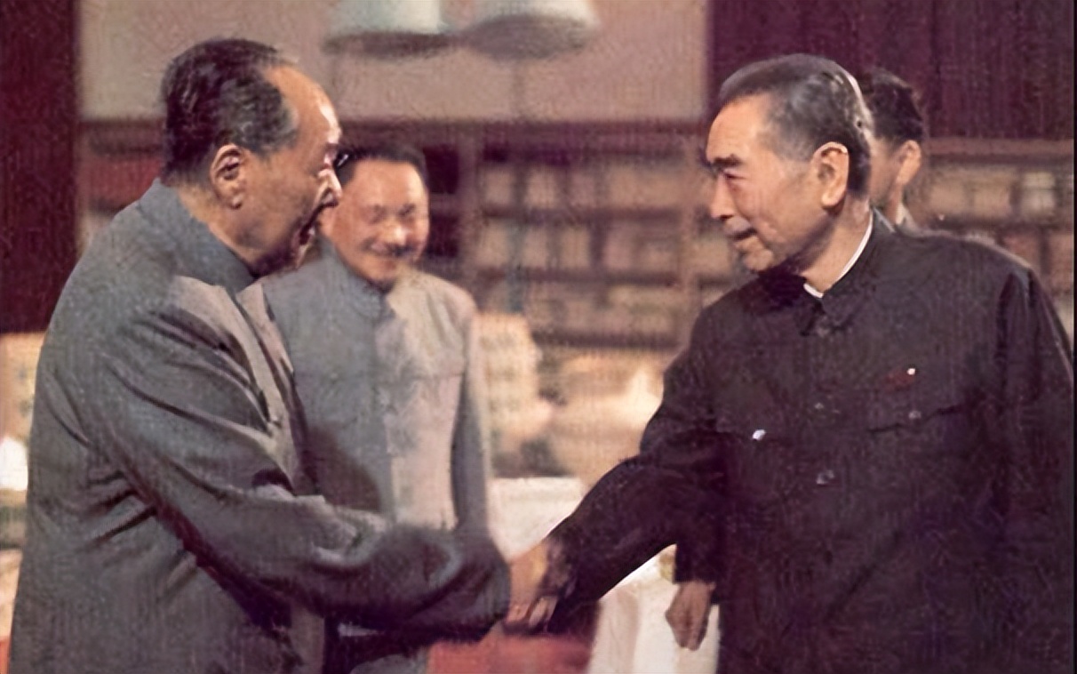 毛主席如何评价邓小平？在纸上写下3字评价，周总理会意后加一字