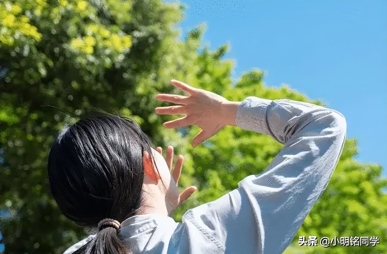 防曬霜防曬衣普通衣服，哪個究竟防曬效果更好？你知道嗎？