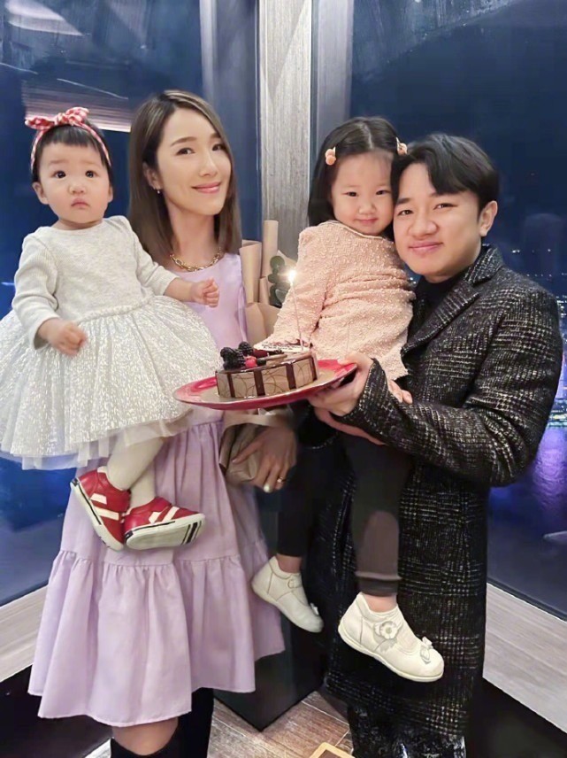 王祖蓝好欣慰！两女儿吃冰淇淋萌照曝光，长相越来越像妈妈李亚男
