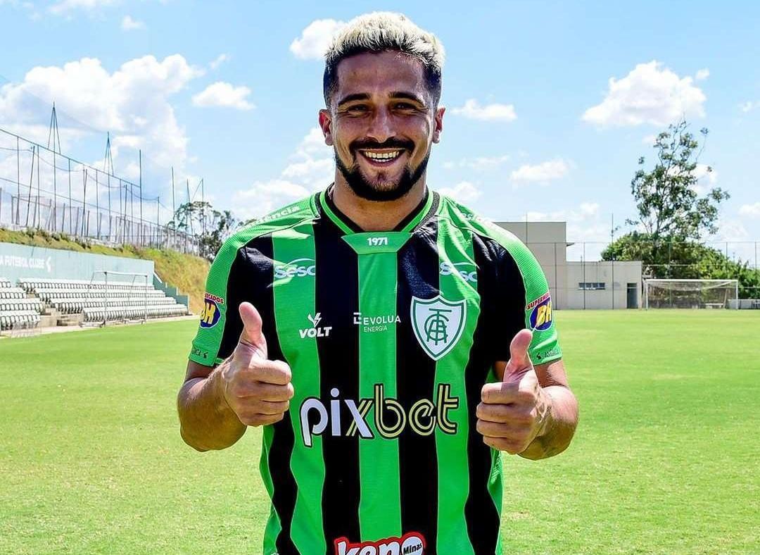 代表国足参赛了;洛国富去了米内罗美洲队,并用回了阿洛伊西奥的名字