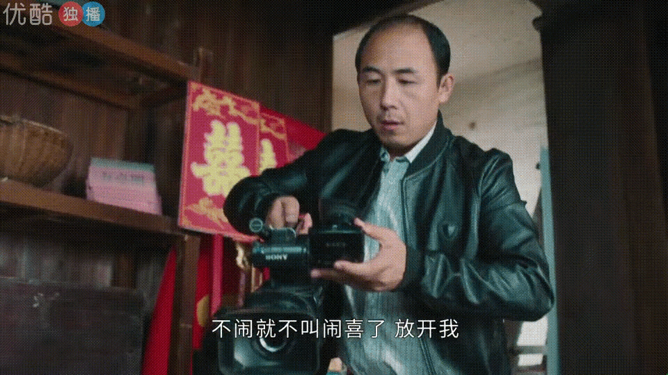 曹征罕见出境，却被网友吐槽：这么热的天，你怎么还穿了毛衣？