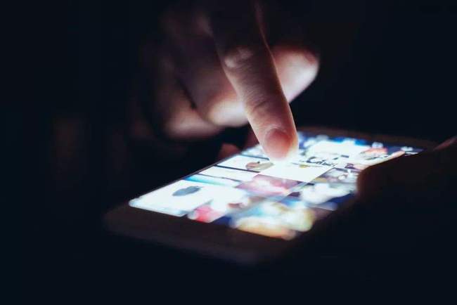 自学技术“翻墙”浏览境外色情网站，这种行为违法吗？