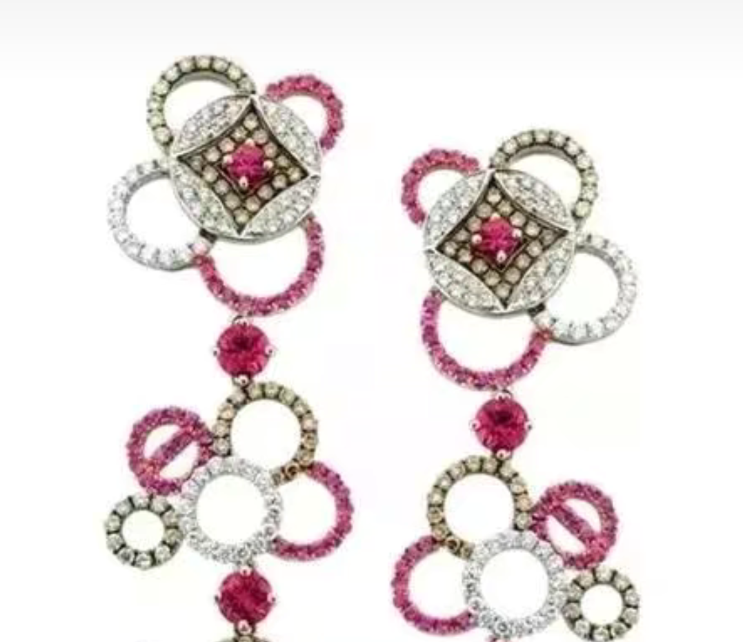 赌王嫡孙女罕见发动态，眉眼像极亡父何猷光，不争家产却身价不菲