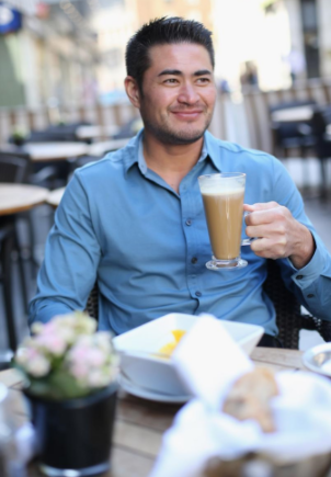 真实故事:美国34岁男子怀孕生女,和2个妻子生下3个孩子,现况如何