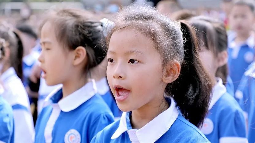 成都市双流区棠湖小学举行“5.25 我爱我”心理健康专题升旗仪式