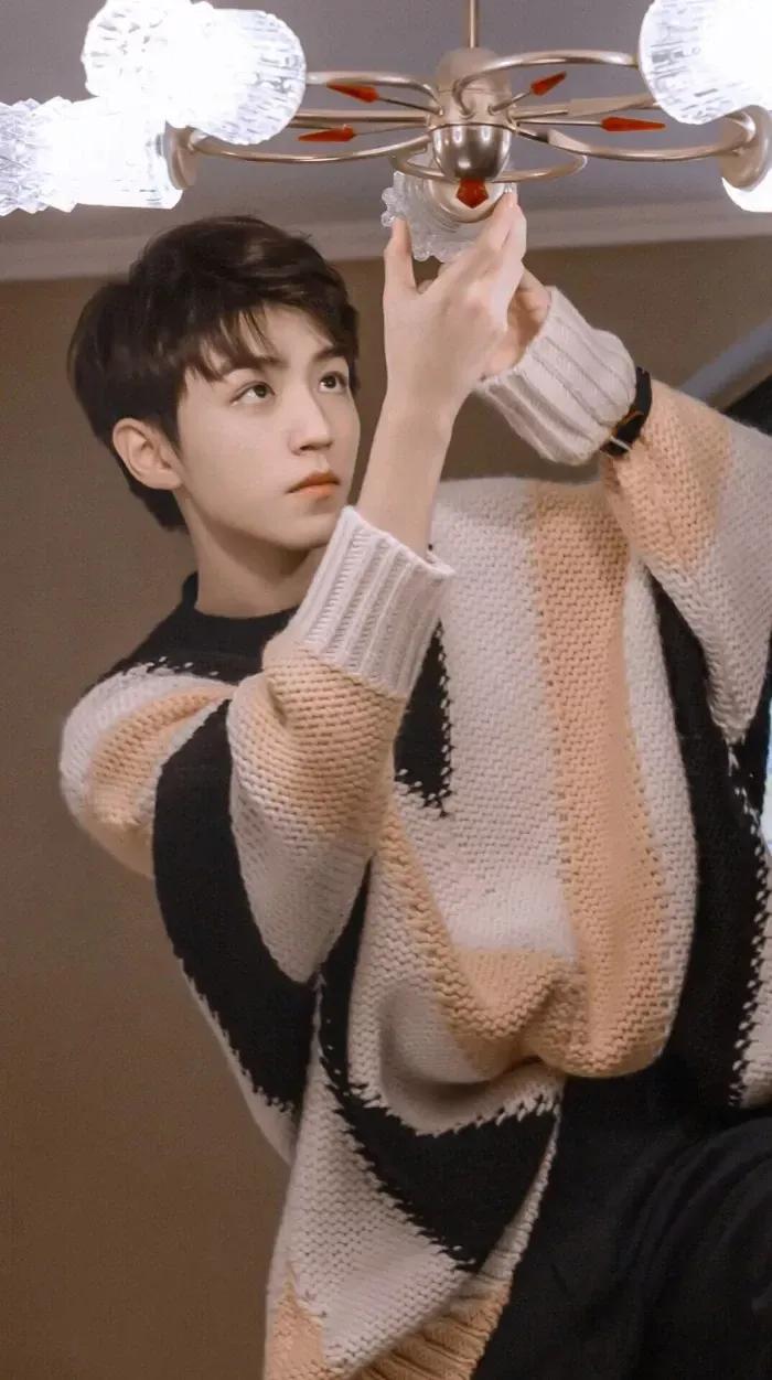 王俊凯易烊千玺王源高清壁纸，哪张壁纸最好看呢