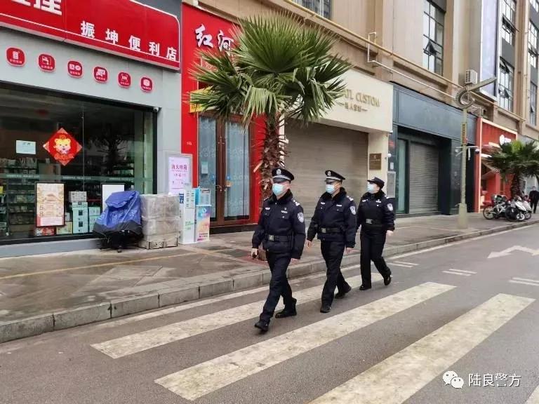 迎风雪 战严寒 群众过大年 爨警保平安